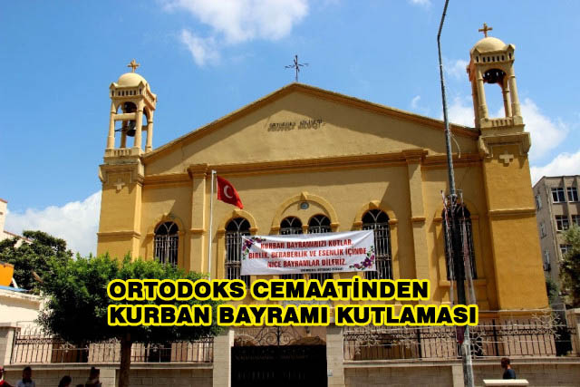 Hıristiyanlar Kurban Bayramı’nı Kiliseye Pankart Asarak Kutladı