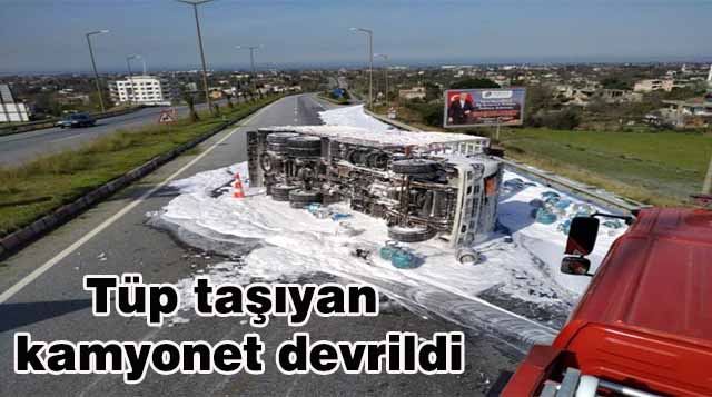 Tüp taşıyan kamyonet devrildi