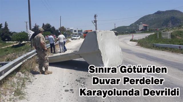 Sınıra Götürülen Duvar Perdeler Karayolunda Devrildi