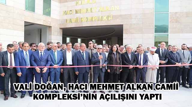 Hatay Valisi Rahmi Doğan, Mustafa Kemal Üniversitesi Kampüsü‘nde yer alan Hacı Mehmet Alkan Camii Kompleksi’nin açılışını yaptı. Mustafa Kemal Üniversitesi Kampüsünde gerçekleştirilen açılışta Vali Doğan, “Camii yapımında emeği geçen herkese ve hayırsever iş adamı Hacı Mehmet Alkan’a teşekkür ederim. Allah hayırlarımızı kabul etsin. Cemaati bol olsun, hayırlı, uğurlu olsun” dedi.   İl Müftüsü Kavillioğlu’nun duaları eşliğinde Vali Doğan, protokol üyeleri ile birlikte kurdele keserek Hacı Mehmet Alkan Caminin açılışını yaptı. Diyanet İşleri Başkanlığının bütçesi ve hayırsever iş adamı Hacı Mehmet Alkan’ın katkılarıyla 2013 yılında temeli atılan camii, 2000 metrekare alan üzerinde inşa edilmiş olup bodrum, zemin ve cami olmak üzere üç kattan oluşmaktadır. Zemin kat ve camii katında erkek ve kadınlar için abdest alma yerleri bulunmaktadır. Bodrum katla birlikte 7000 kişi aynı anda namaz kılabilmektedir. Açılış törenine Vali Rahmi Doğan’ın yanı sıra Milletvekili Sabahat Özgürsoy Çelik, Vali Yardımcısı Aydın Tetikoğlu, İskenderun Belediye Başkanı Mehmet Fatih Tosyalı, Hatay MKÜ Rektörü Prof. Dr. Hasan Kaya, İl Müftüsü Hamdi Kavillioğlu, STK temsilcileri ve öğrenciler katıldı