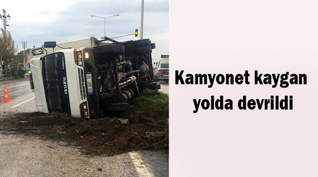 Kamyonet kaygan yolda devrildi