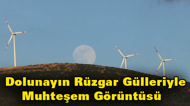 Dolunayın Rüzgar Gülleriyle Muhteşem Görüntüsü
