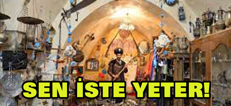 Tarihi çarşıda atölyeye dönüştürdüğü ambarda resim yapıyor!