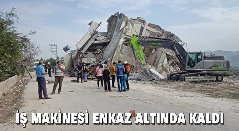 İş makinesi enkaz altında kaldı