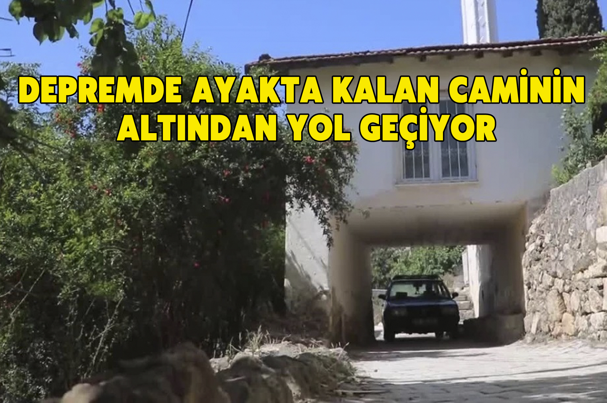 Depremde ayakta kalan cami altından yol geçiyor