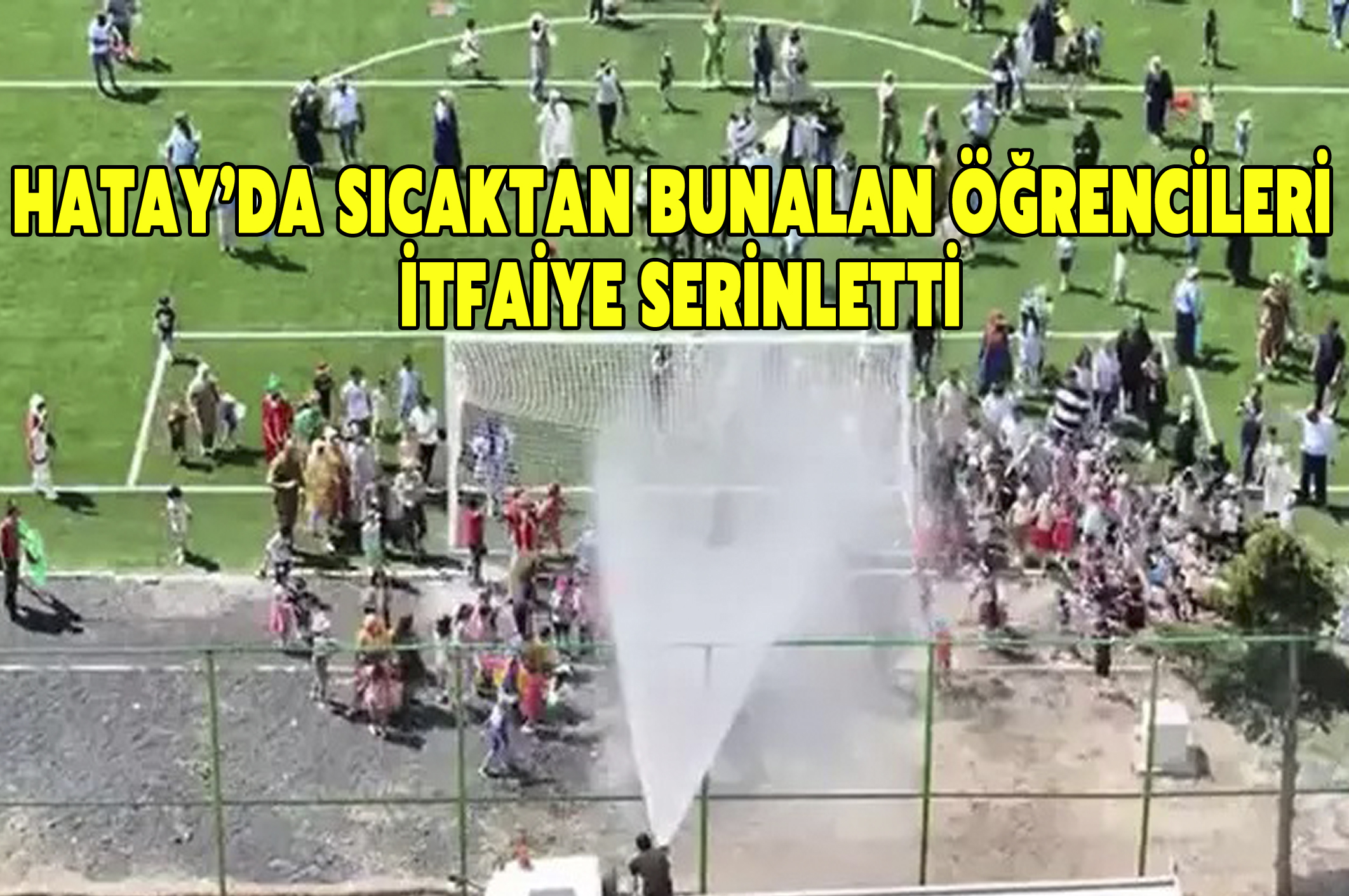 Hatay’da sıcaktan bunalan öğrencileri itfaiye serinletti